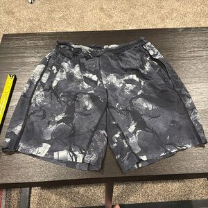 Lululemon Men’s Medium Pace Breaker Linerless 9” Black and Grey